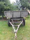 Sprzedam przyczepę D47B zarejestrowaną z 1980 roku w stanie dobrym, ładowność 4, tony. Otwierają się trzy burty. 