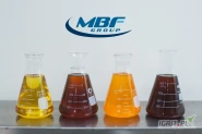 Mieszanka oleju rzepakowo-sojowa (nierafinowany) | od 945 EUR/MT | Bez zaliczek
Ekologiczna alternatywa dla przemysłu | Do biopaliw i techniki | Stała dostępność i szybka dostawa
MBF Group SA oferuje nierafinowany olej techniczny (rapeseed-soy blend) klasy przemysłowej. Produkt znajduje zastosowanie w produkcji biopaliw, pasz, chemii przemysłowej, farb, lakierów, środków smarnych i kosmetyków technicznych.
Warunki handlowe i ceny:
• DAP Małaszewicze (PL): 945 EUR/MT (klient jest importerem)
• DDP Małaszewicze (PL): 1035 EUR/MT (towar odprawiony i dopuszczony do obrotu w UE)
• Pakowanie: luzem – cysterny kolejowe zapewnia Sprzedawca
• VAT: 0% | Waluta: EUR
• Cło: 9,6%
• Płatność: bez przedpłat i zadatków – najpóźniej w dniu dostawy
• Dostępność: do 1000 ton miesięcznie | Dostawy od 2 do 5 dni
• Warunki kontraktu: indeksacja ceny co kwartał wg notowań giełdowych rzepaku i oleju
Parametry chemiczne (wyciąg z testów i specyfikacji TU BY 100051189.001-2024):
• Zawartość kwasu oleinowego (Omega-9): 60,4%
• Zawartość kwasu linolowego (Omega-6): 25,9%
• Wartość kwasowa: max. 2,5 mg KOH/g (wynik: 2,3)
• Wilgotność i substancje lotne: max. 0,22%
• Zanieczyszczenia nierozpuszczalne: max. 1,08%
• Substancje fosforowe (jako P₂O₅): max. 0,9%
• Wskaźnik nadtlenkowy: max. 10 mol ½ O/kg
• Zawartość kwasu erukowego: max. 0,1%
Kod CN (HS): 1517909100
Kolor: ciemnożółty z odcieniem zielonym | Zapach: naturalny, charakterystyczny dla oleju rzepakowego
Jakość: potwierdzona testami | Dokumentacja i certyfikaty: dostępne po podpisaniu NCNDA
Zastosowania przemysłowe:
• Produkcja biodiesla i bio-smarów
• Przemysł paszowy (dodatek energetyczny)
• Środki smarne i chłodzące dla przemysłu ciężkiego
• Chemia przemysłowa: emulgatory, surfaktanty, żywice
• Produkcja kosmetyków technicznych i detergentów
• Farby, lakiery i ekologiczne środki powłokowe
MBF Group SA – Twój sprawdzony dostawca przemysłowy:
• Spółka publiczna nadzorowana przez GPW i KNF
• Zarejestrowany kod NATO: NCAGE 9AQDH
• Certyfikacja jakości i bezpieczeństwo transakcji
• Możliwość podpisania kontraktów długoterminowych