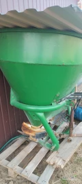 Sprzedam rozsiewacz amazone powiększany na około 650l nowe łożyska wałek w komplecie 