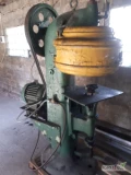 Sprzedam profesjonalną zamykarke do puszek, maszyna duża, fabryczna, żeliwny odlew, masa ok. 1000 kg, silnik 380 V, maszyna całkowicie...