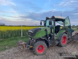 oferuje sadzenie drzewek bądź krzewów ciągnikiem z sadzarką królik. Ciągnik posiada nawigację NovAtel trimble. Dokładność...