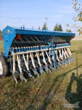 &nbsp;Siewnik Poznaniak , redlice z dociskiem , przekładnia olejowa , znaczniki , duża skrzynia ok 450 kg , garażowany , idealny do agregatu...