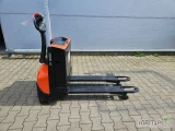 Używany elektryczny wózek unoszący marki Toyota/BT (produkcja w Szwecji). Udźwig 1600 kg. Technologia litowo-jonowa. Przebieg:  750...